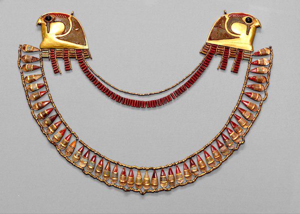 Necklace in gold, carnelian, glass, 15th century B.C.