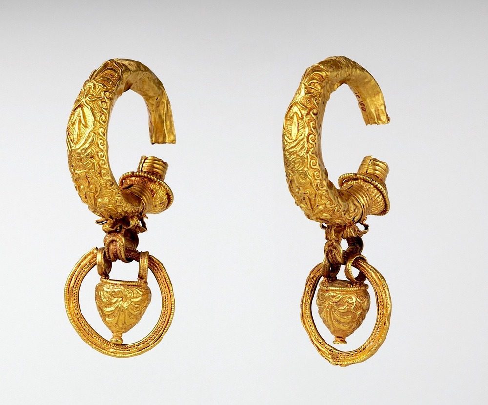 Earrings with amphora pendants, 4th, 3rd cent. B.C.