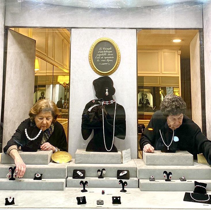 Ethel & Maia Levi preparano la vetrina di Bijoux De Paris